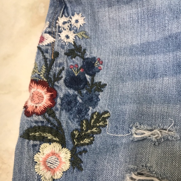 Super cute American eagle mom jeans ! - Picture 2 of 4